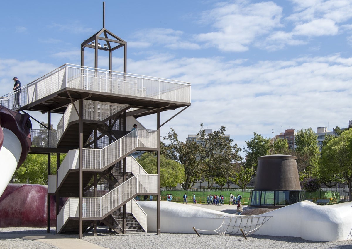 Imagen secundaria 1 - Instalación del Gulliver, zona de picnic y reparaciones en el sombrero de la figura.