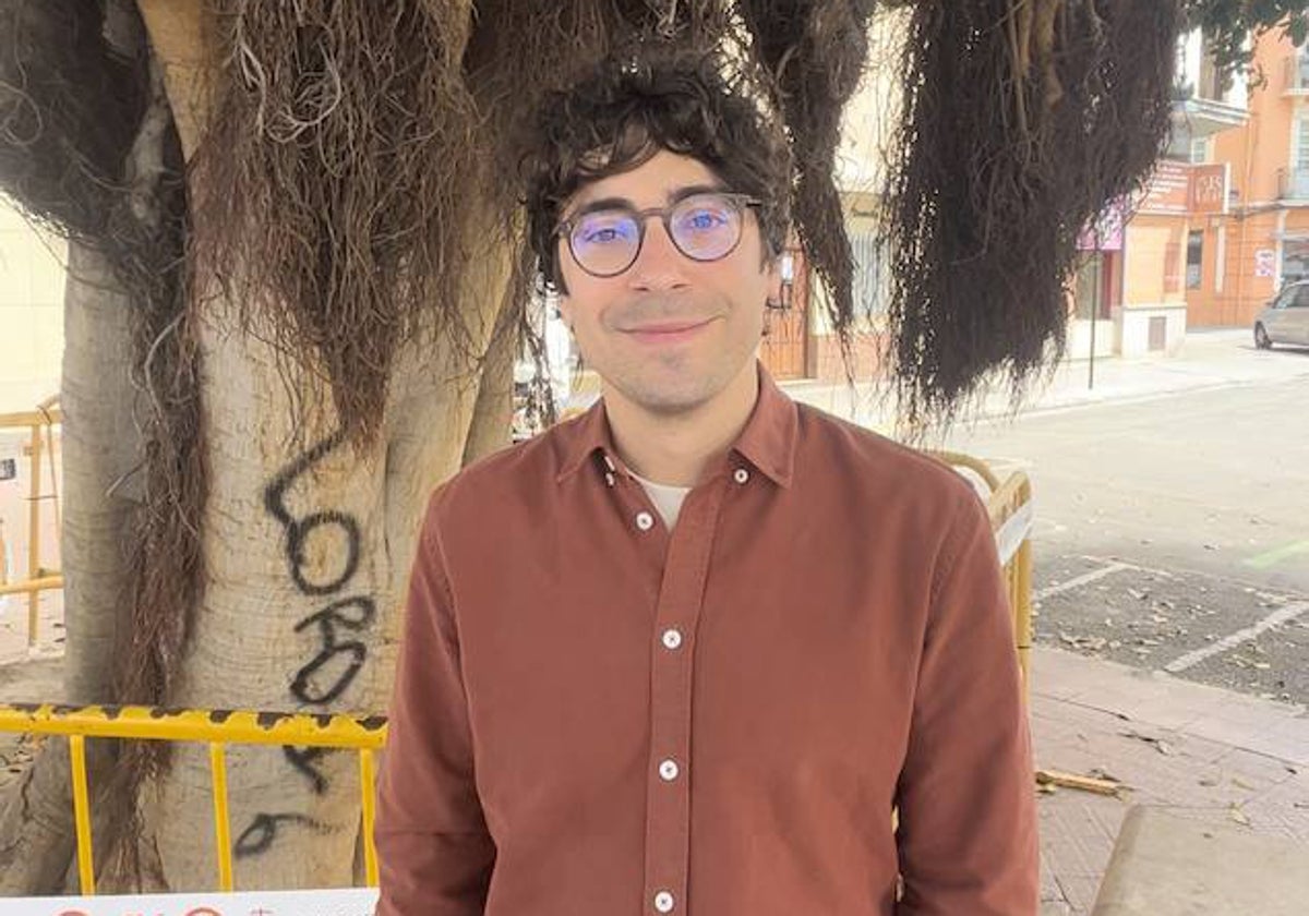 Miguel Sánchez, presidente de la asociación de vecinos de La Roqueta, junto al ficus.