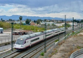 Un tren de Renfe realiza una ruta.