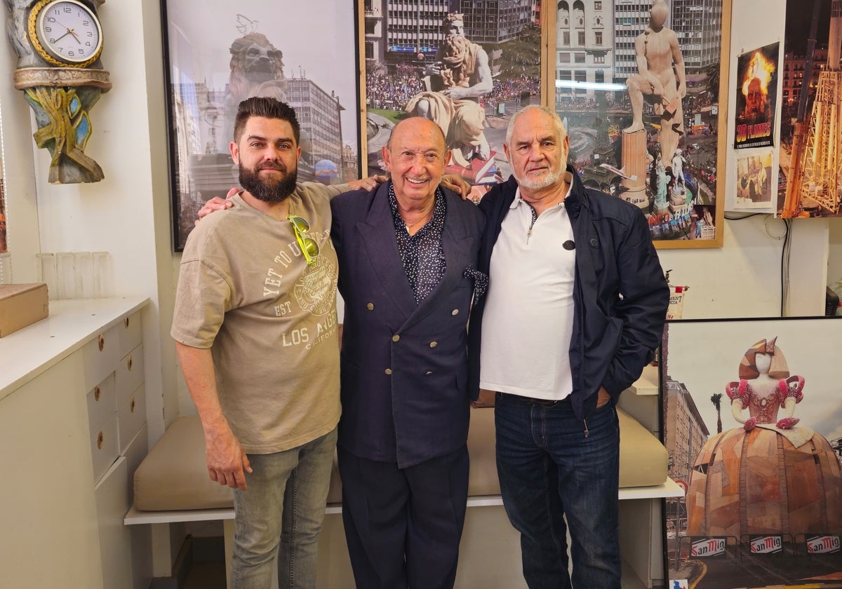 Manolo GArcñia Lleonart (i), junto a Francis Montesinos y Manolo García, en el taller de la Ciudad Fallera.