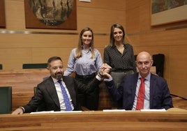 Cecilia Herrero, concejal de Vox, a la izquierda, junto al portavoz de Vox, Juanma Badenas, el edil José Gosálbez y la edil Mónica Gil.