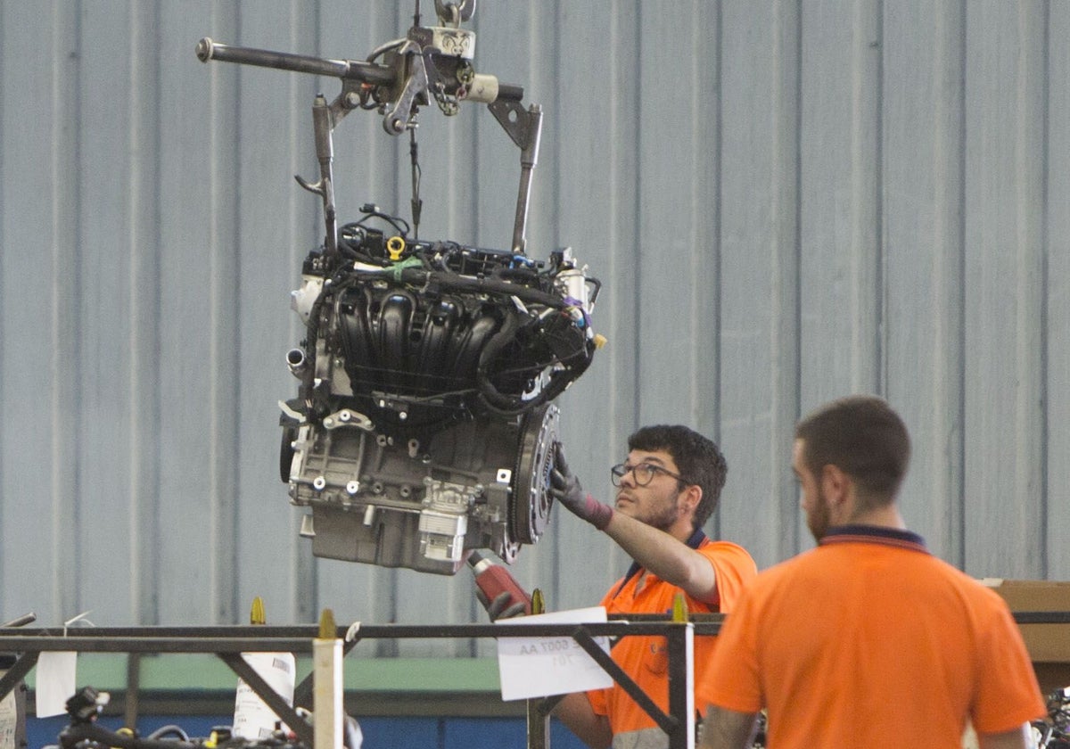 Un operario en la planta de Ford Almussafes.