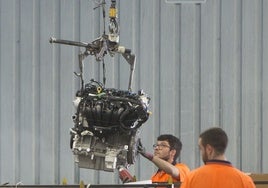 Un operario en la planta de Ford Almussafes.