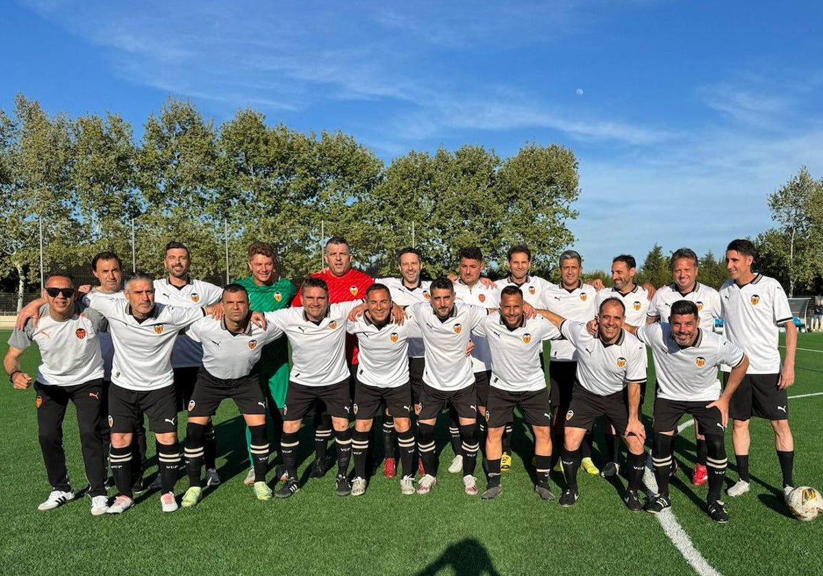 La plantilla de veteranos del Valencia CF antes de disputar el partido contra el Villarreal.