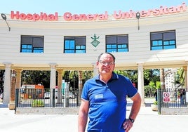 Julián a las puertas de su nuevo trabajo en el Hospital General .