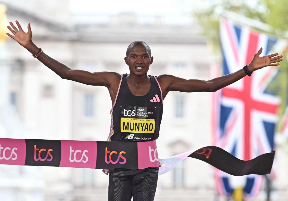 Alexander Mutiso cruza la línea de meta, este domingo, en el maratón de Londres.