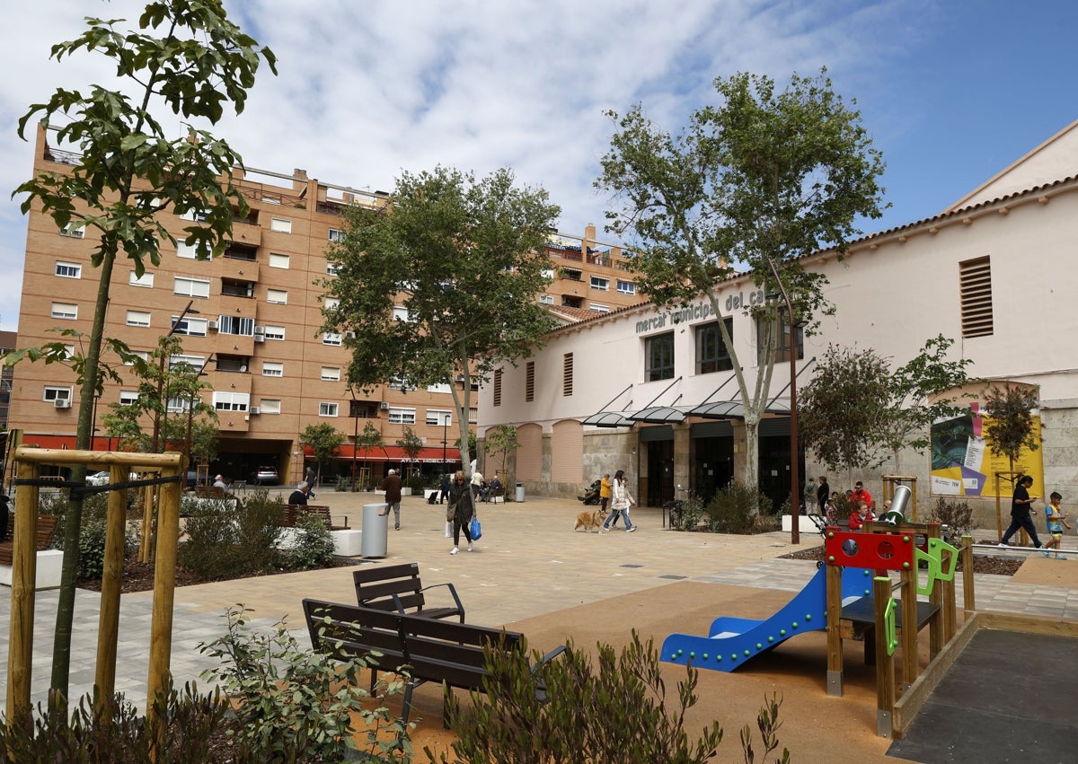 Imagen secundaria 1 - Inicio de obras en el barrio de Torrefiel y zona ajardinada creada en el Cabanyal tras eliminar plazas de aparcamiento.