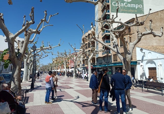 Los vecinos de Requena salen de sus casas sin mascarilla cuando el viento no atrae el humo.