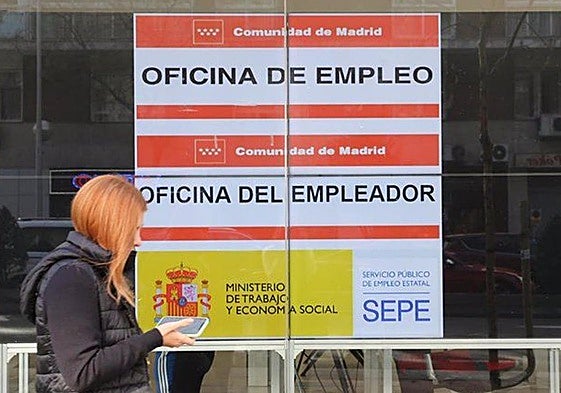 Una mujer pasa por delante de una Oficina de Empleo en una imagen de archivo.