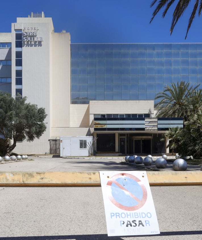 Imagen secundaria 2 - Varios balcones abiertos en el hotel Sidi Saler, en la parte recayente a la playa; balcones con puertas abiertas en un lateral y entrada al hotel con la prohibición de entrar.