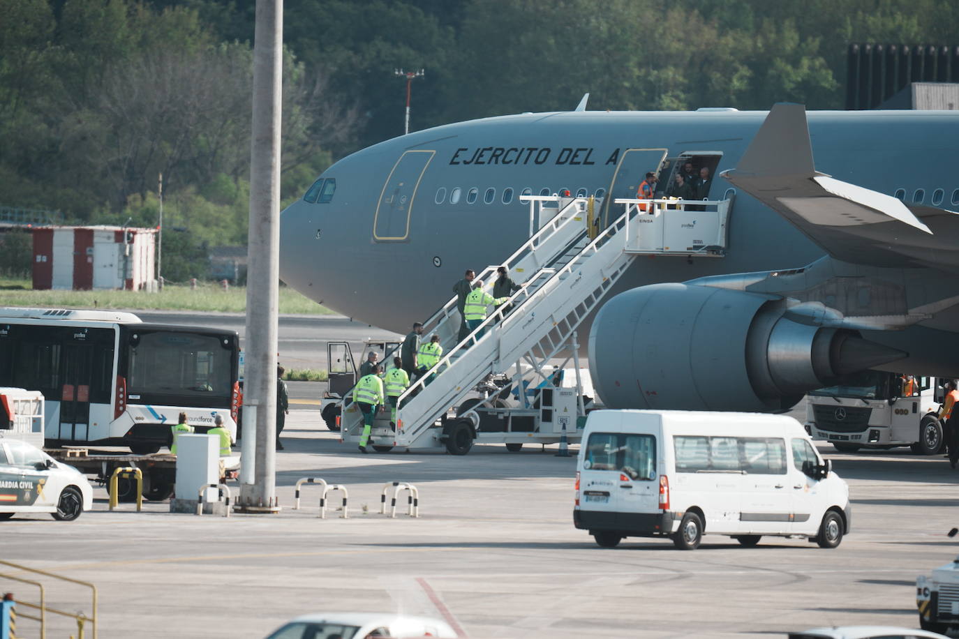 Aterriza en Loiu (Vizcaya) el avión militar medicalizado que ha repatriado al español Álex González desde Tailandia