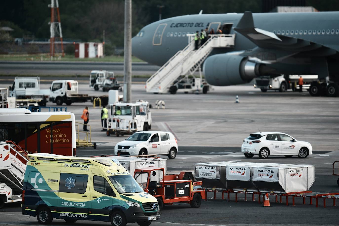 Aterriza en Loiu (Vizcaya) el avión militar medicalizado que ha repatriado al español Álex González desde Tailandia