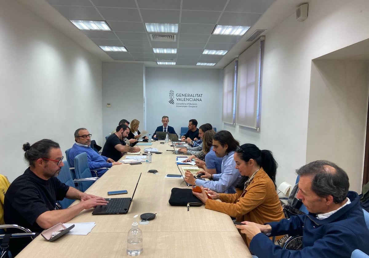 El director general de Centros, Jorge Cabo, en la reunión con los representantes sindicales.