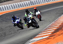 Varios pilotos luchan por posición en el Circuit RicardoTormo durante la carrera del domingo.