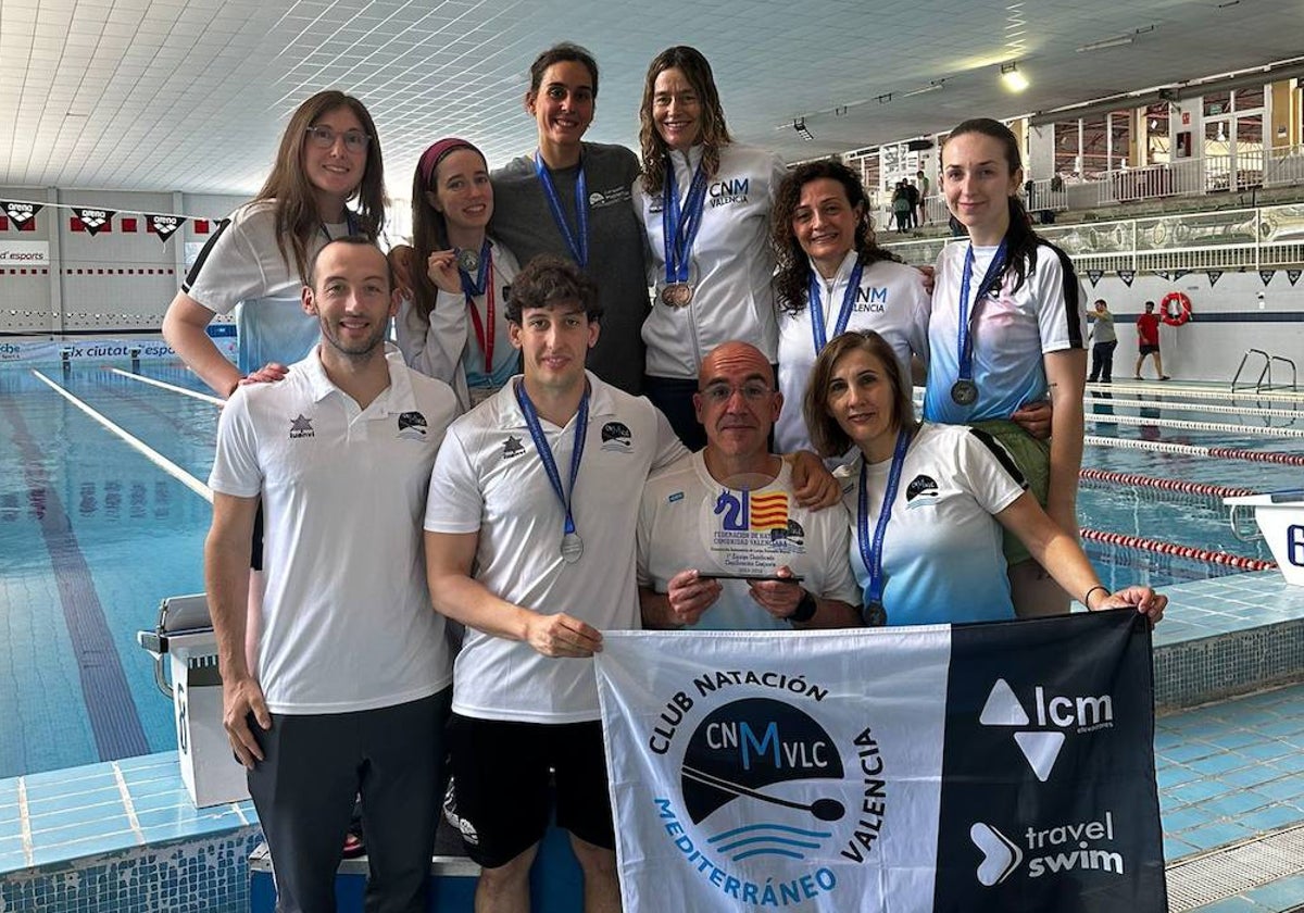 El Club Natación Mediterráneo Valencia posa tras proclamarse campeón por clubes en el «Campeonato Autonómico Máster de Larga Distancia».