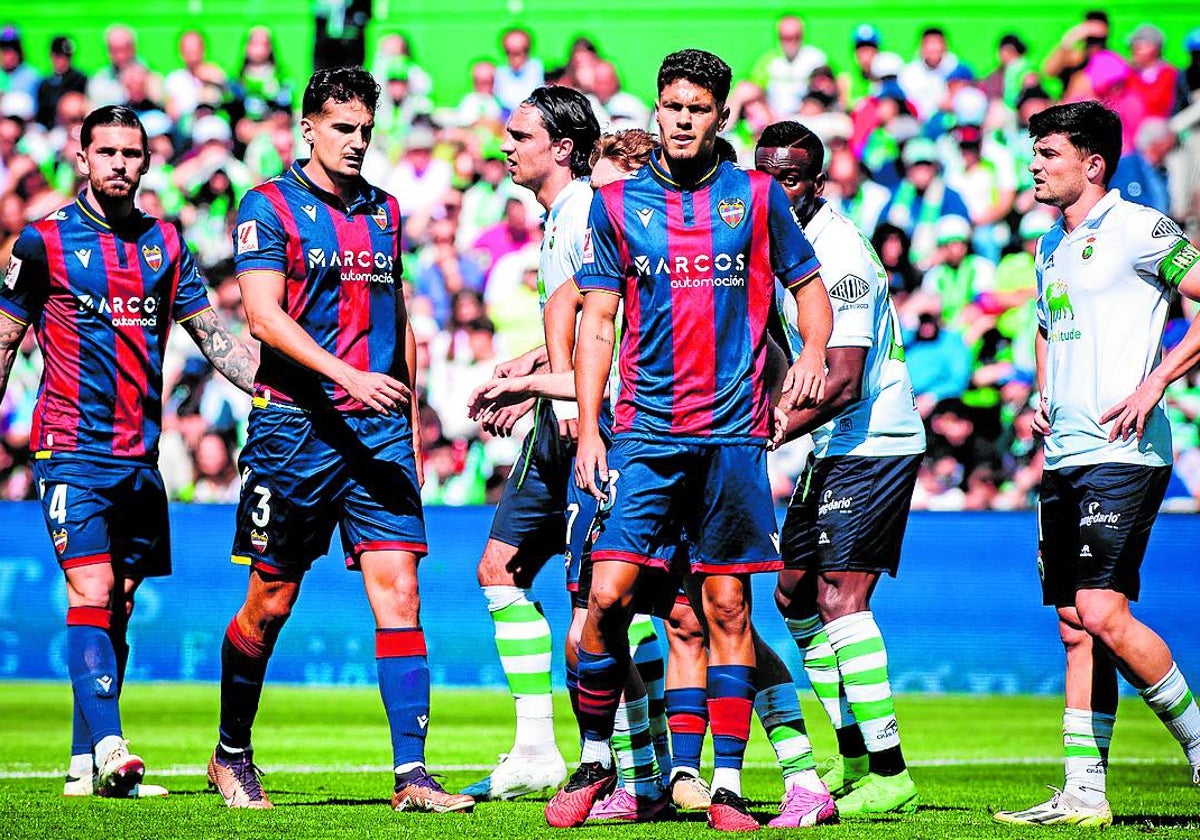 Jorge Cabello (en el centro), junto a sus compañeros Dela y Álex Muñoz, ante el Racing.