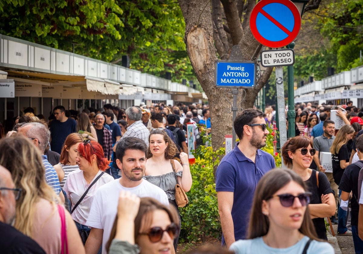 Asistentes a la Feria del Libro de Valencia en su última edición.