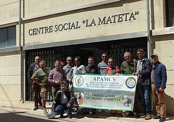 Varios agentes antes de la asamblea.