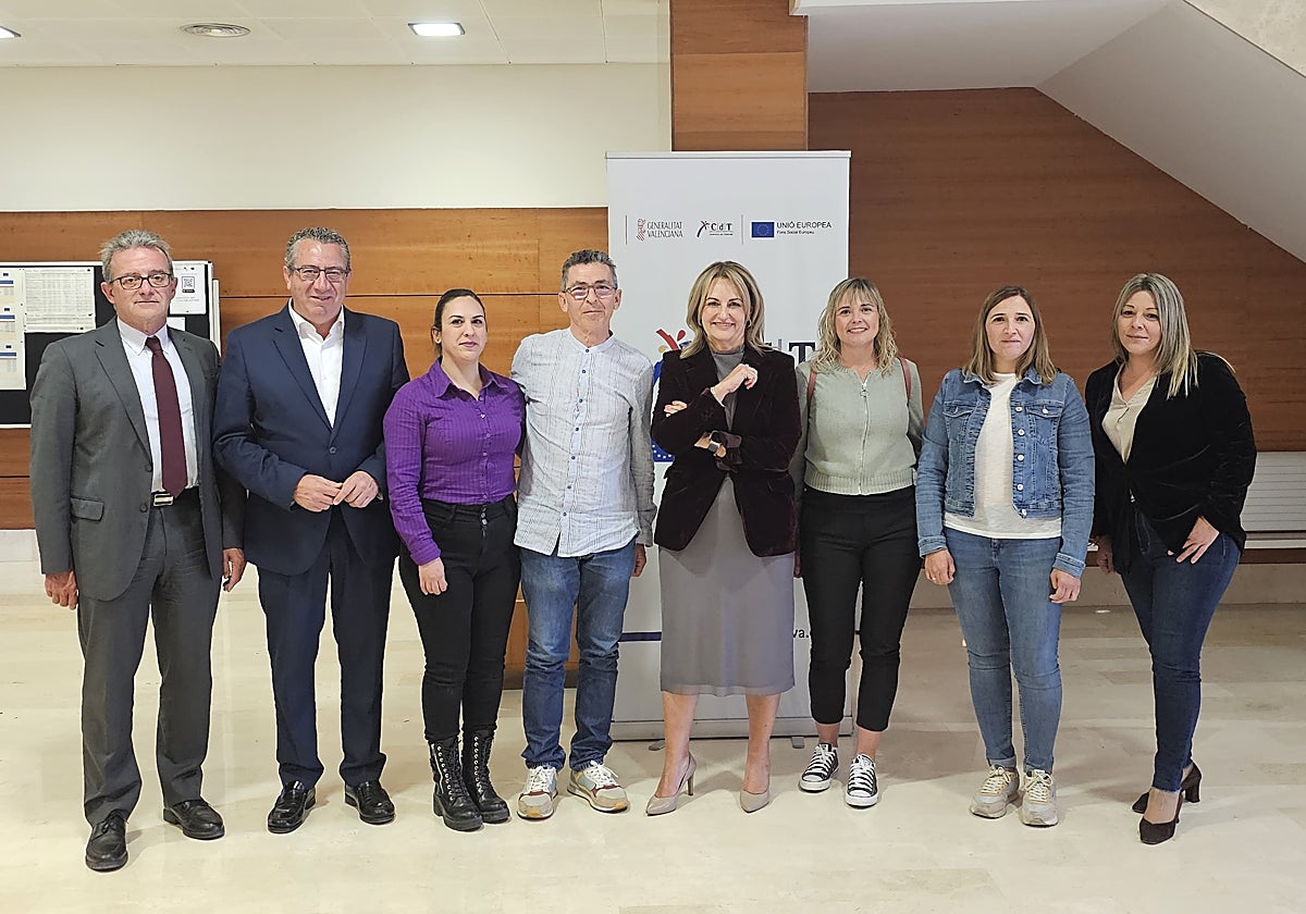 La consellera y el presidente de la Diputación en el CdT de Dénia con extrabajadores de Bimbo.