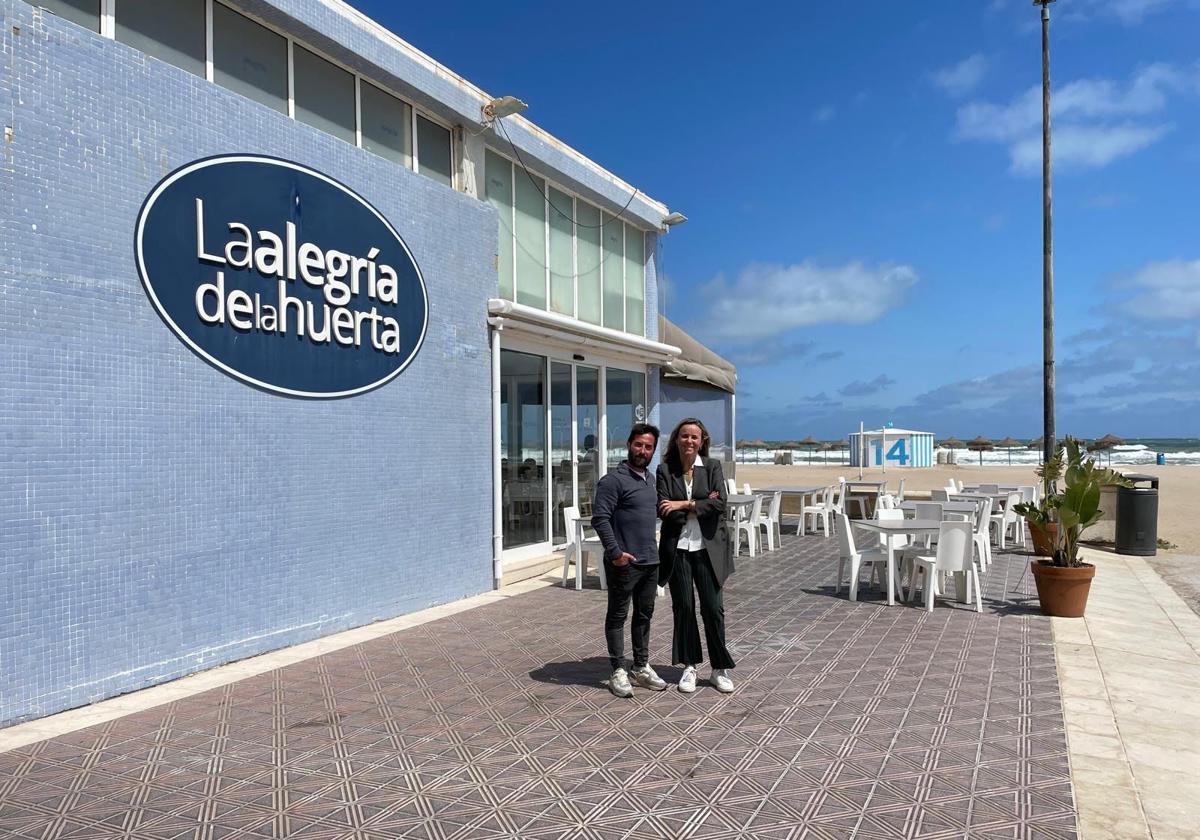 La concejala Paula Llobet y el presidente de la asociación de hosteleros de la Malvarrosa, José Miralles, junto a los restaurantes del paseo marítimo.