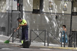 Un operario del servicio de limpieza barre una calle de Xàtiva.