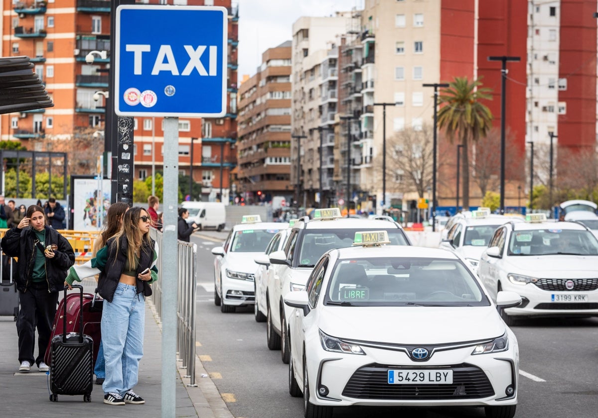 Para de taxi de la estación Joaquín Sorolla de Valencia.