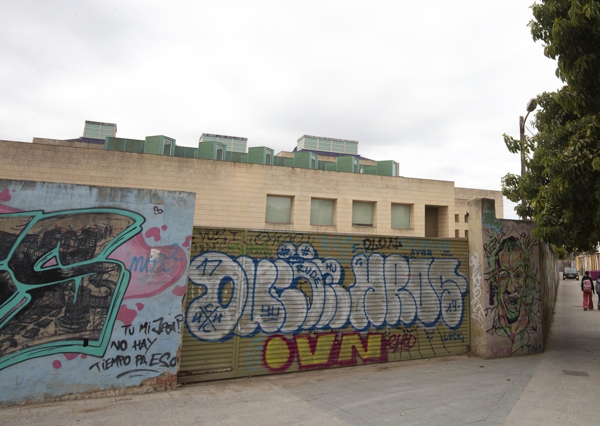 Imagen secundaria 1 - Imágenes de la basura, pintadas y suciedad que envuelve el entorno del Museo de Bellas Artes de Valencia.