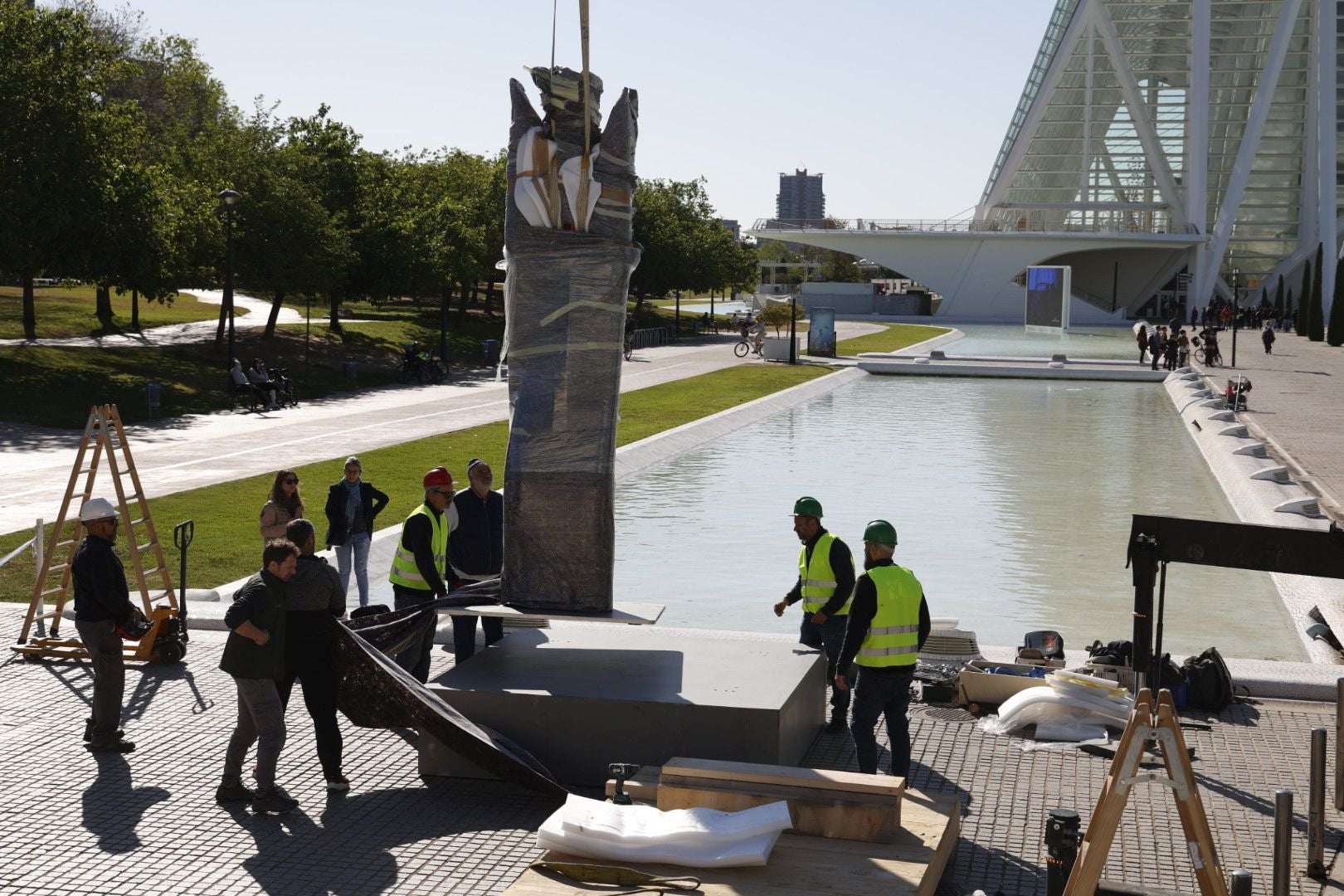 Monumentales esculturas en mármol y bronce llegan a Valencia