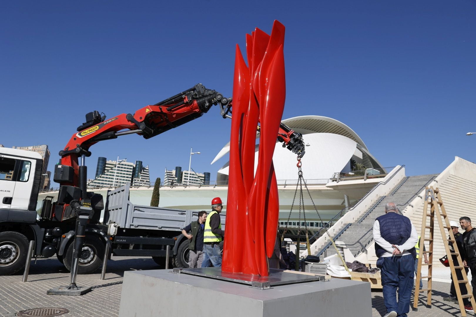 Monumentales esculturas en mármol y bronce llegan a Valencia