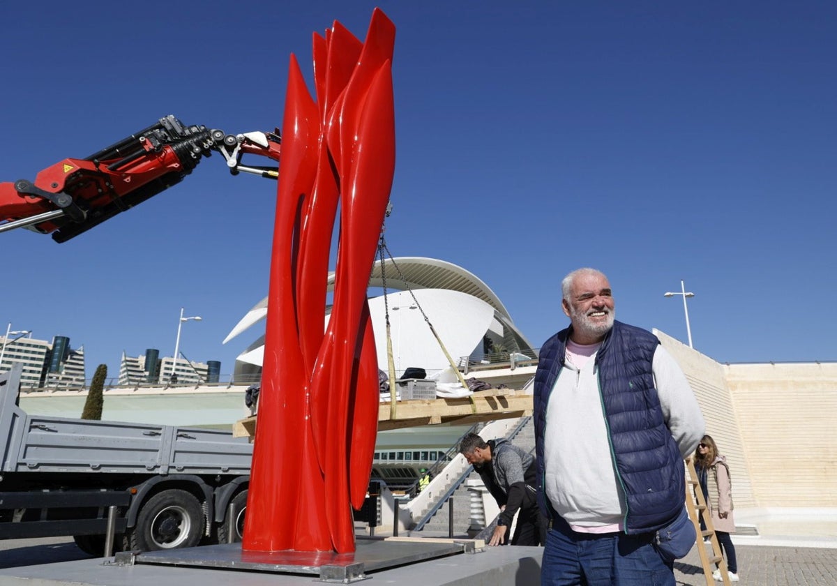 El escultor uruguayo Pablo Etchugarry supervisa el montaje de la exposición sobre su obra en la Ciudad de las Artes y las Ciencias.