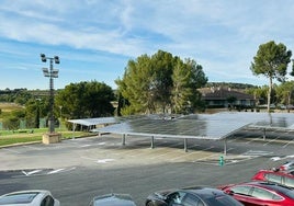 Planta fotovoltaica en el aparcamiento del Club de Golf El Bosque.