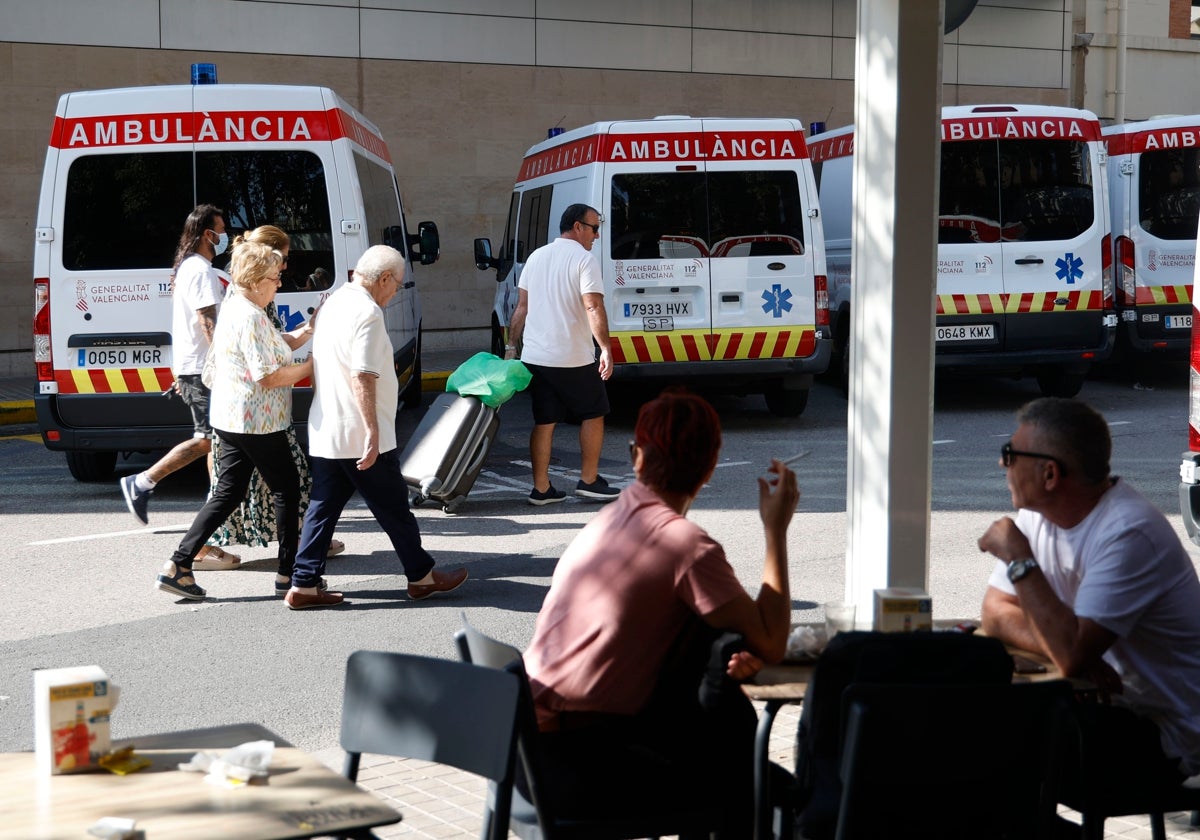 Varias ambulancias en el Hospital Clínico de Valencia.