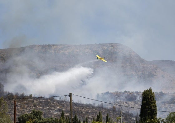 Una avioneta descargando agua en Barxeta.