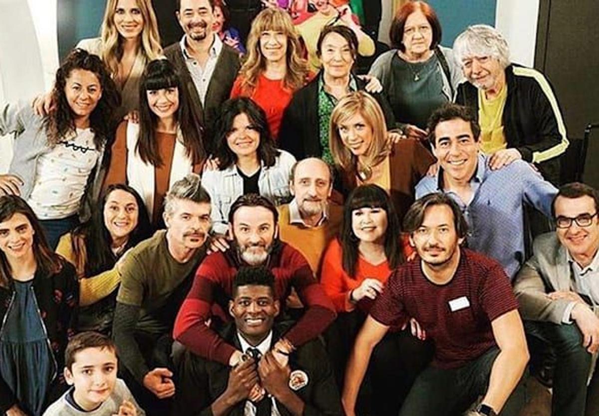 Parte del elenco de la ficción.