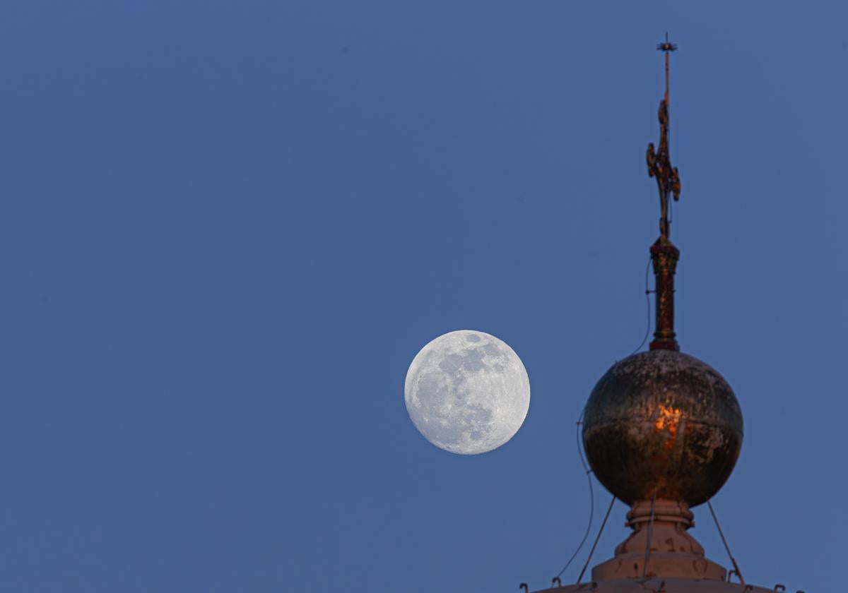 La luna llena de abril, también llamada luna rosa. Imagen de archivo.