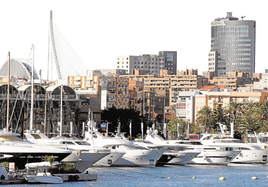 Varias embarcaciones atracadas en la lámina de agua de La Marina.