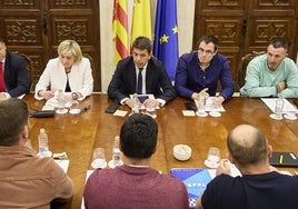 Carlos Mazón, este martes, con representantes sindicales de los bomberos forestales de la Societat Valenciana de Gestión Integral de Emergencias (SGISE).