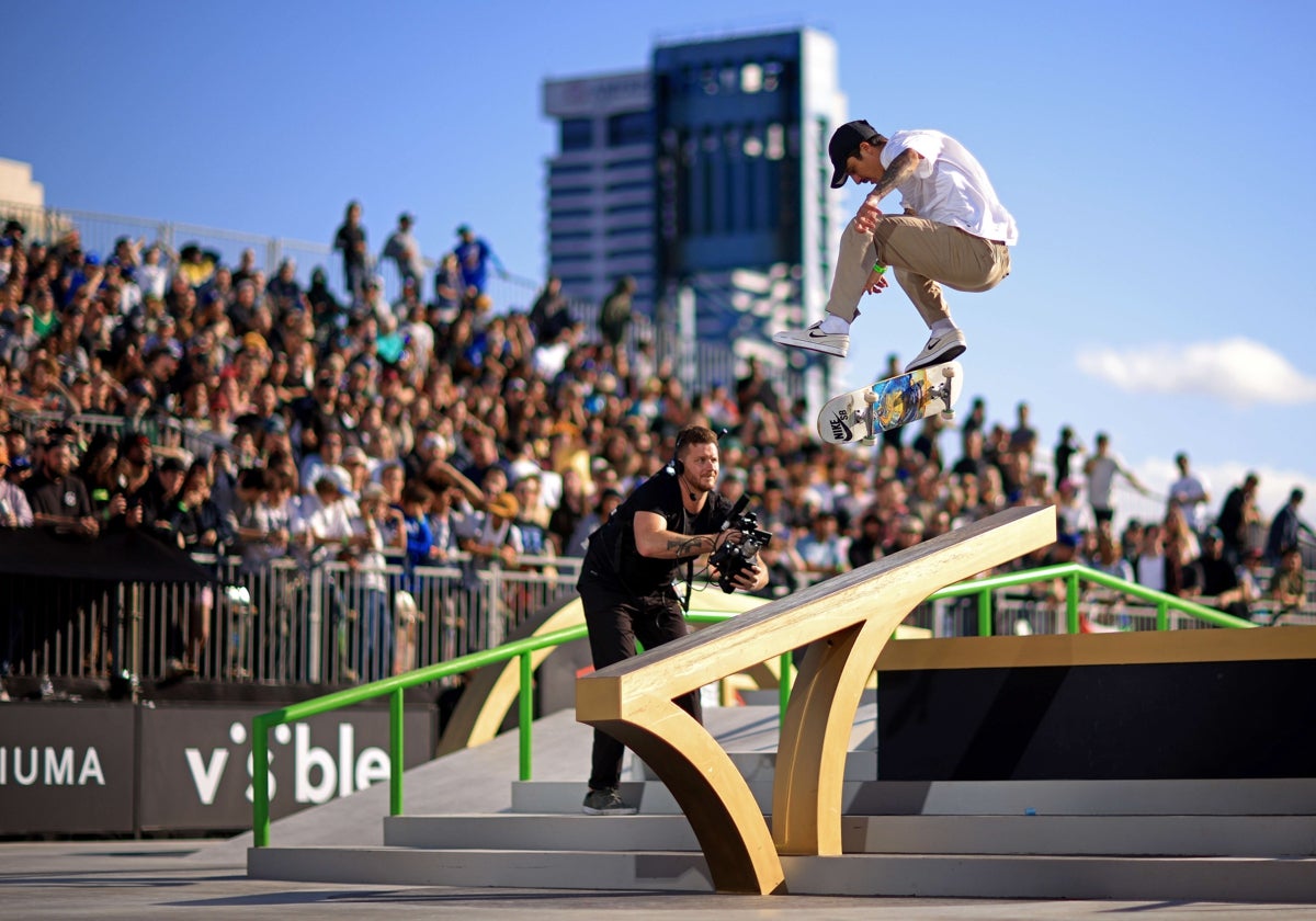 Un practicante de skate, en una competición.