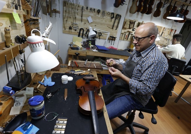 Sergi Martí trabaja en su taller de luthería de Valencia Violins.