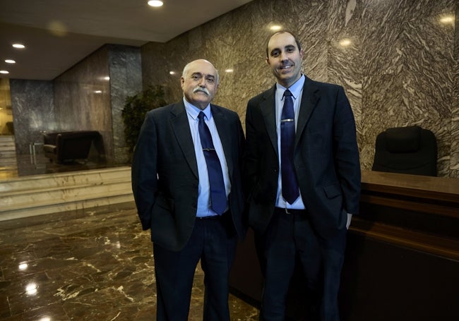 Los Guerrero, padre e hijo al frente de una portería de la avenida Blasco Ibáñez de Valencia.