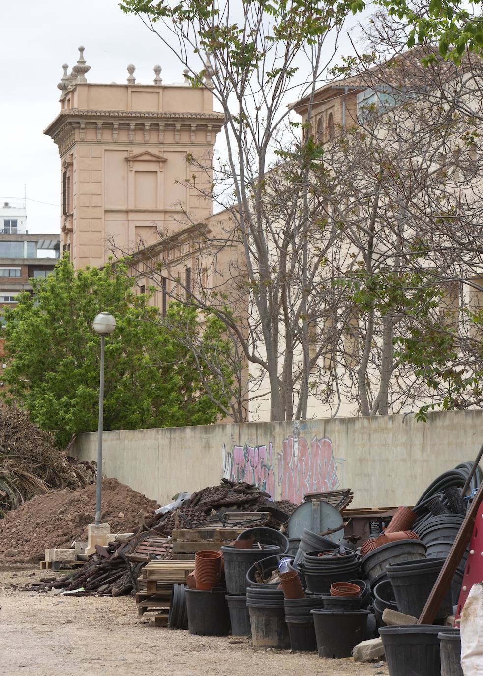 Fotos del Bellas Artes de Valencia, entre contenedores y grafitis