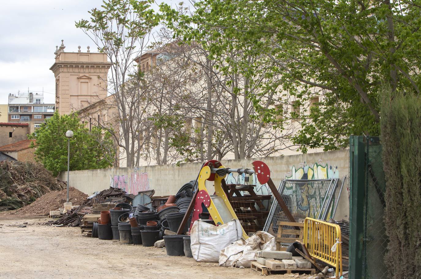 Fotos del Bellas Artes de Valencia, entre contenedores y grafitis