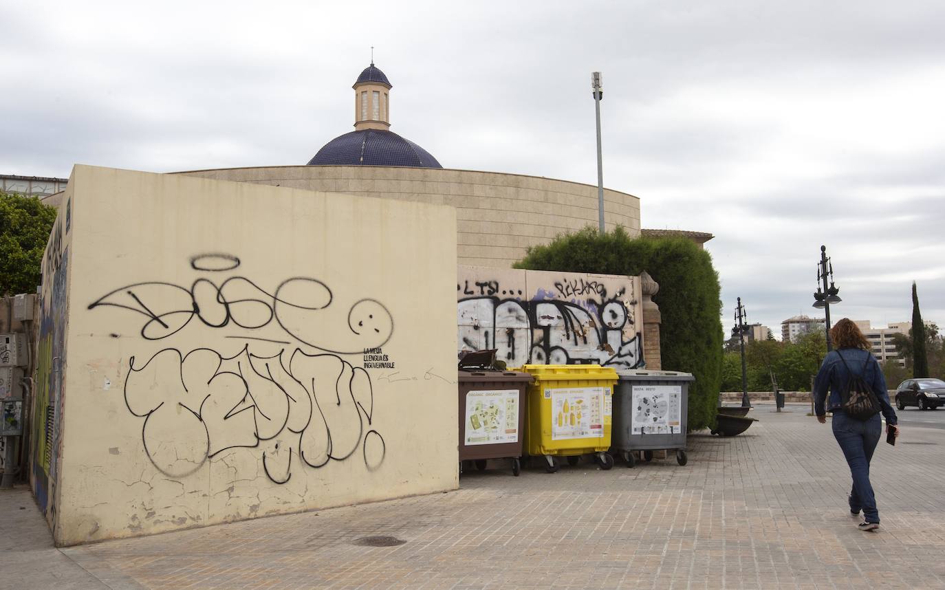 Fotos del Bellas Artes de Valencia, entre contenedores y grafitis