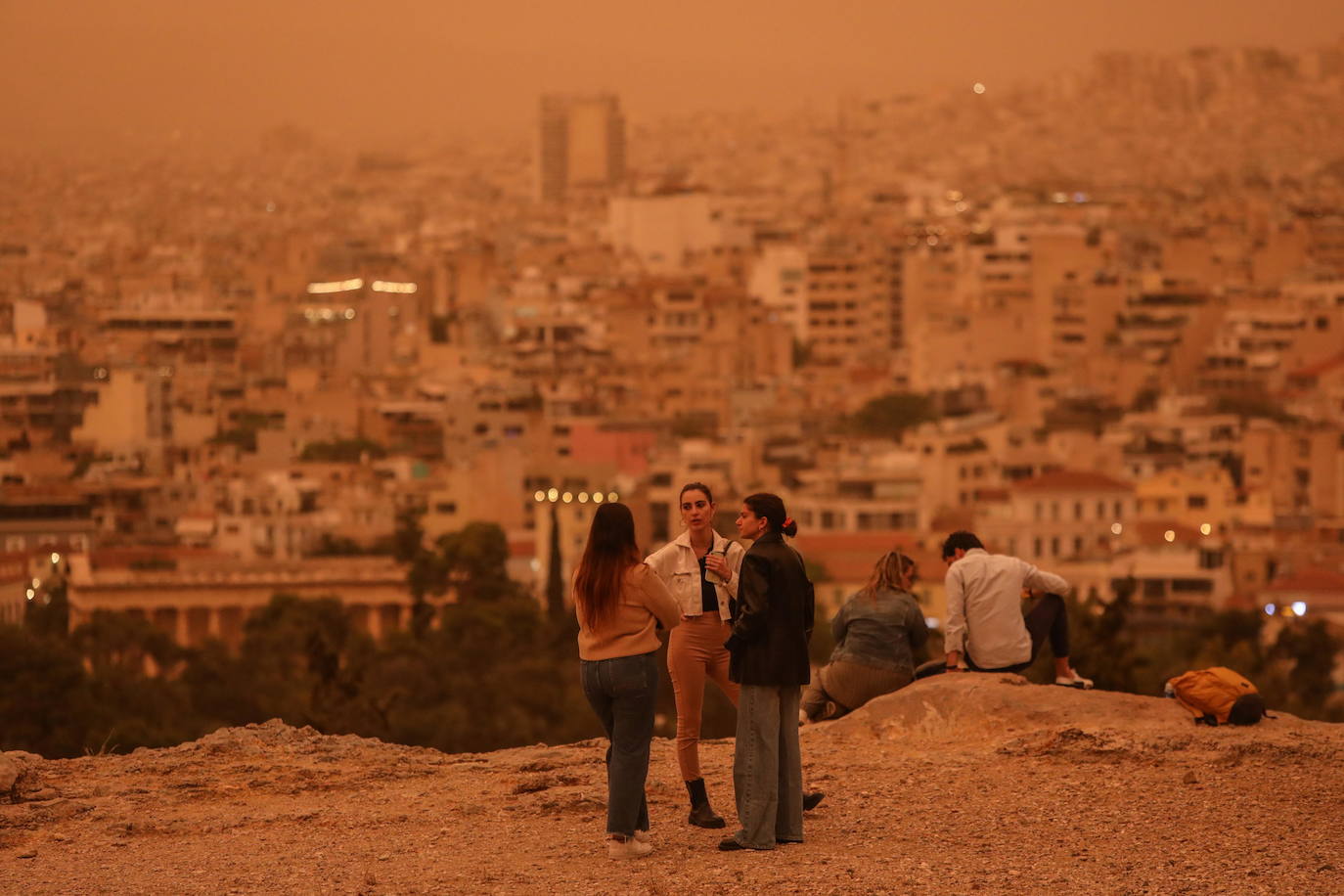 Atenas se tiñe de naranja