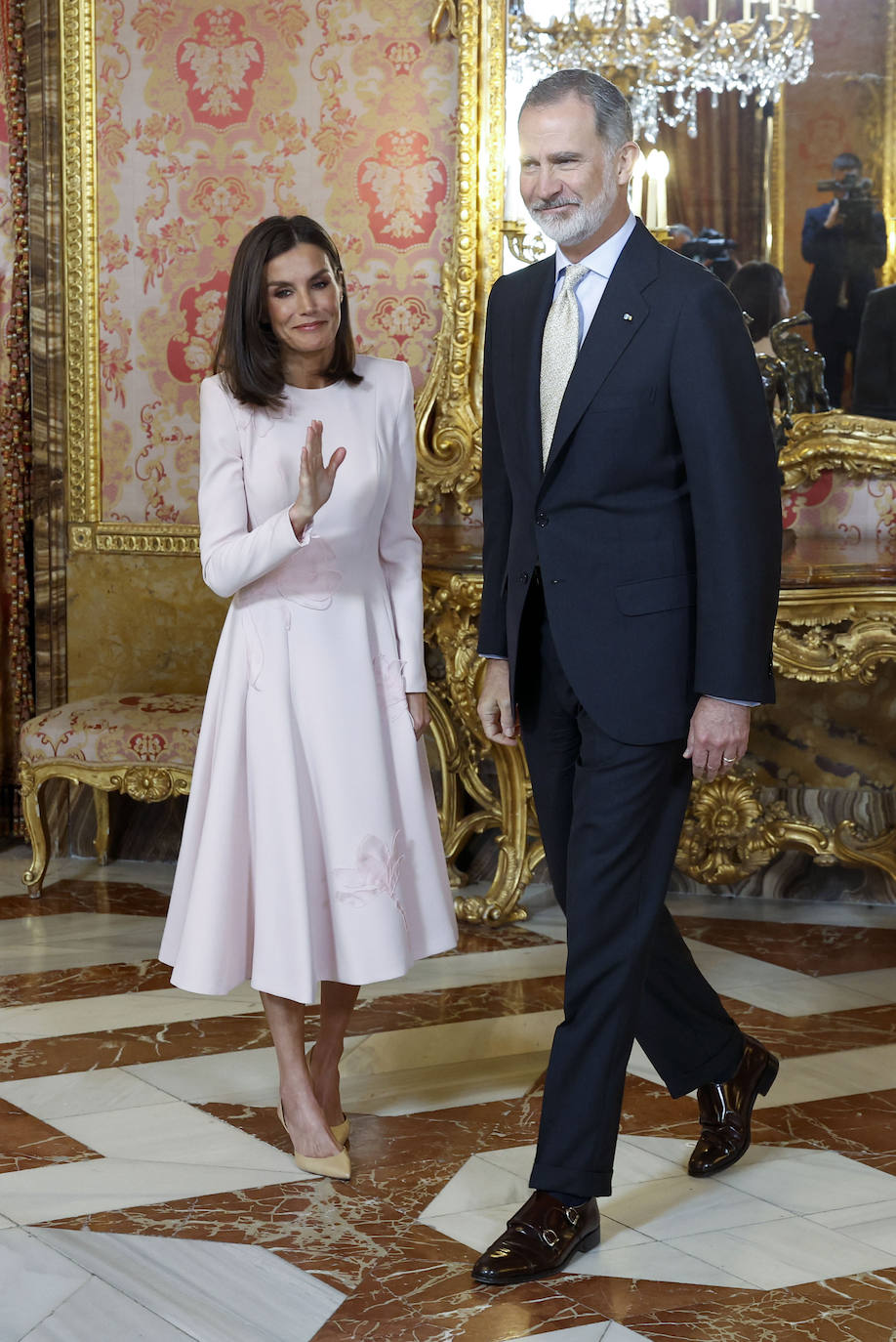 Letizia recupera su vestido rosa más primaveral para el almuerzo del Premio Cervantes