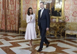 Letizia recupera su vestido rosa más primaveral para el almuerzo del Premio Cervantes