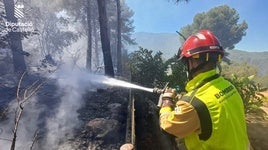 Bomberos de Castellón trabajan en los incendios de Onda y Cabanes.