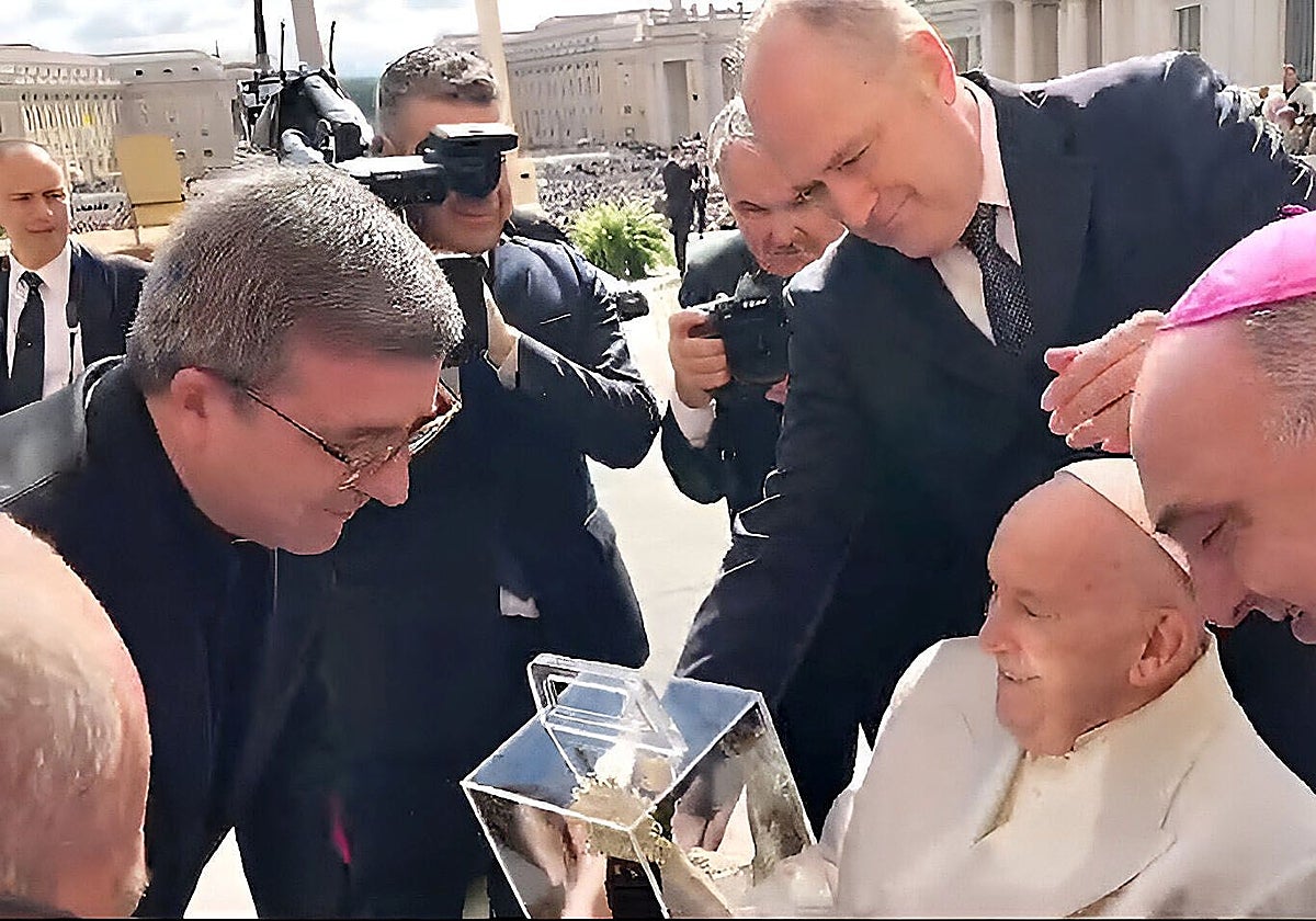 El rector de la Virgen, Melchor Seguí, y el arzobispo con el Papa.