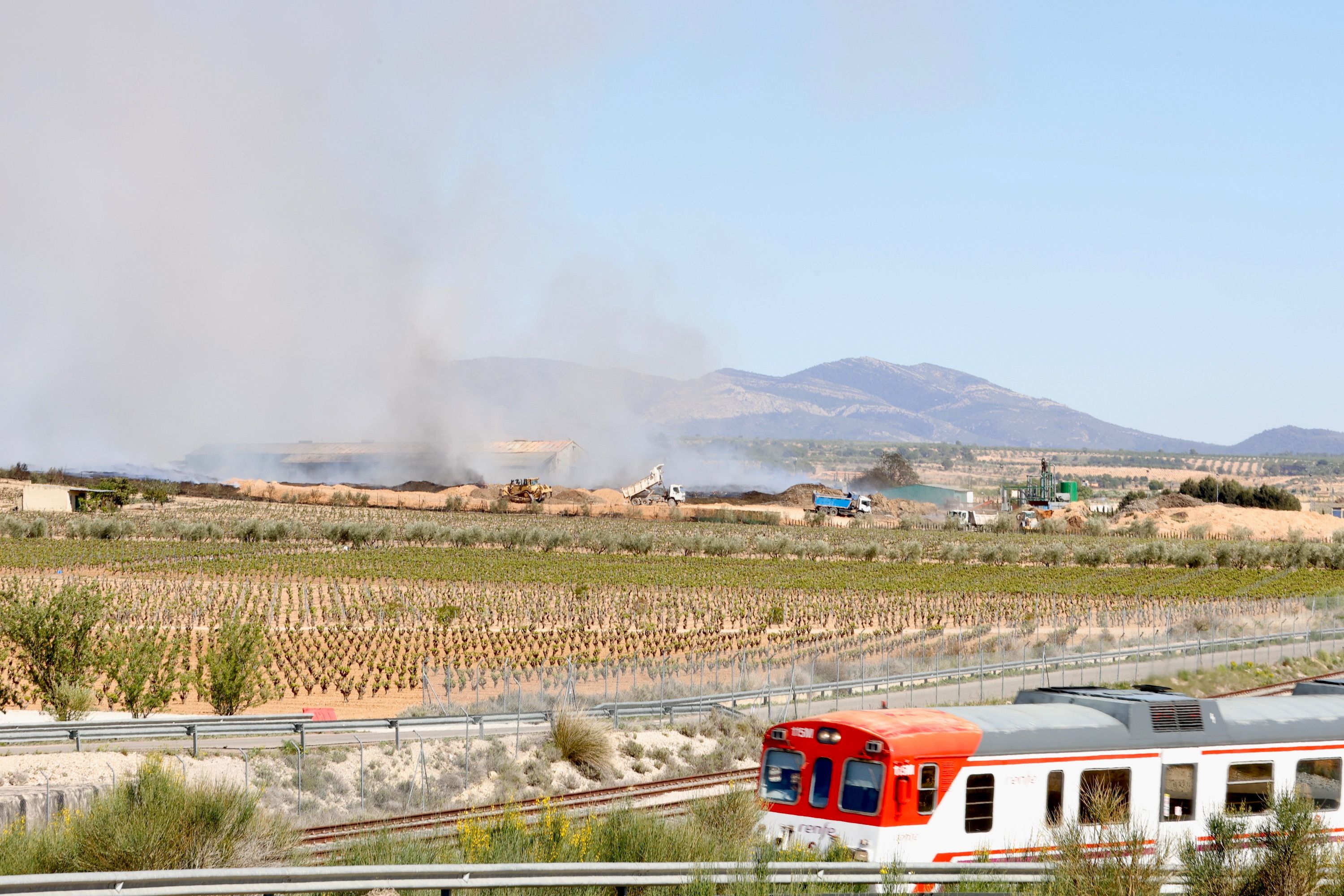 Maquinaria pesada para apagar el fuego de la planta de reciclaje de Requena