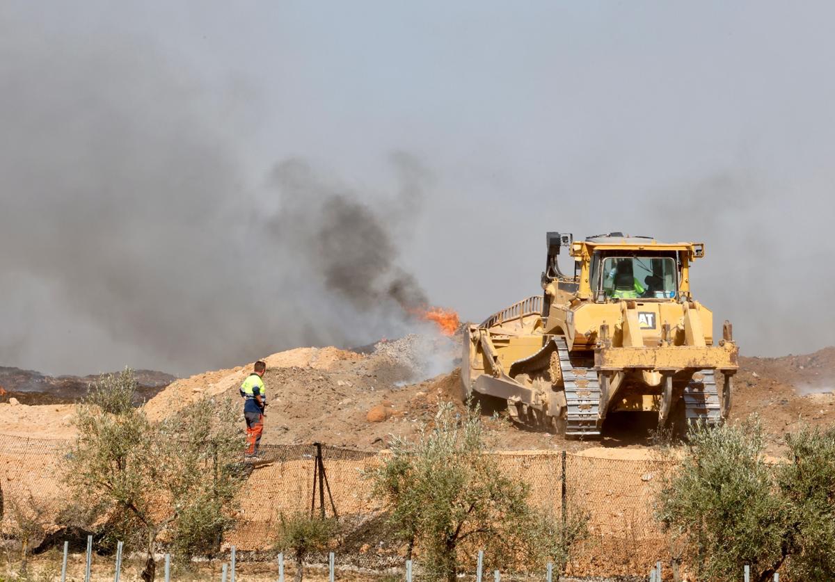 Maquinaria pesada para apagar el fuego de la planta de reciclaje de Requena